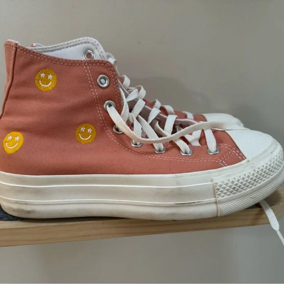 Smiley Face Custom Converse Women’s 8 - Picture 1 of 3